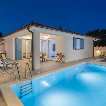 Spacious Holiday House In Istria Peroj Exterior photo