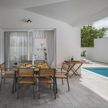 Spacious Holiday House In Istria Peroj Exterior photo